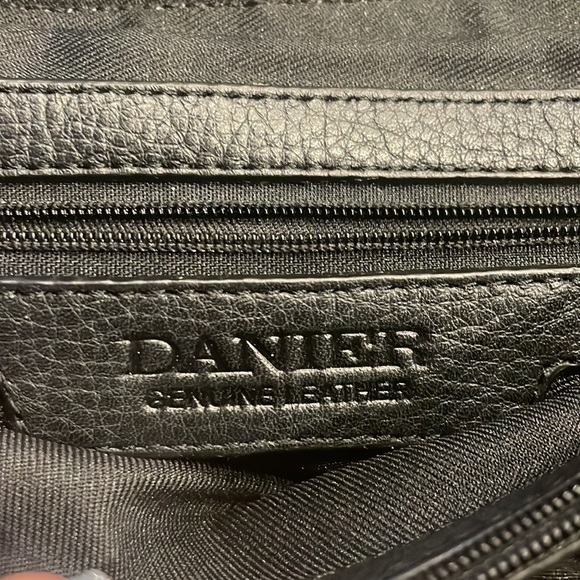 Danier leather purse /crossbody - Picture 4 of 5